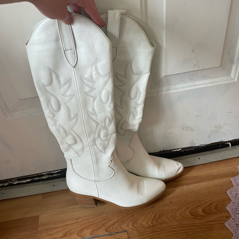 BILLINI WHITE COWBOY BOOTS - only worn once for Halloween- perf condition